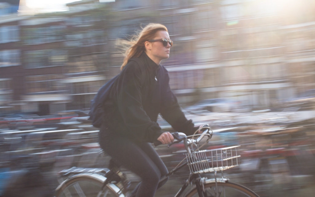 Une jeune femme déambule à vélo.